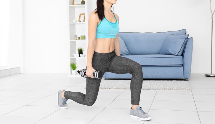 Los escalones y sentadillas son dos ejercicios para tonificar las piernas