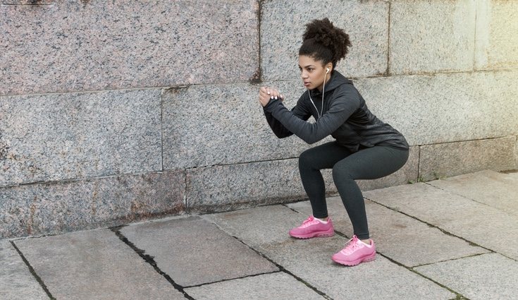 Las sentadillas son uno de los ejercicios clave para adelgazar las piernas 