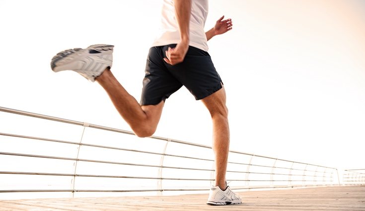 Hacer un sprint corriendo es un excelente ejercicio de cardio 