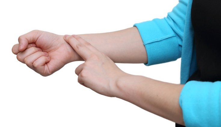 Antes de controlar nuestras pulsaciones cuando hacemos actividad física debemos tomarlas cuando estemos en reposo