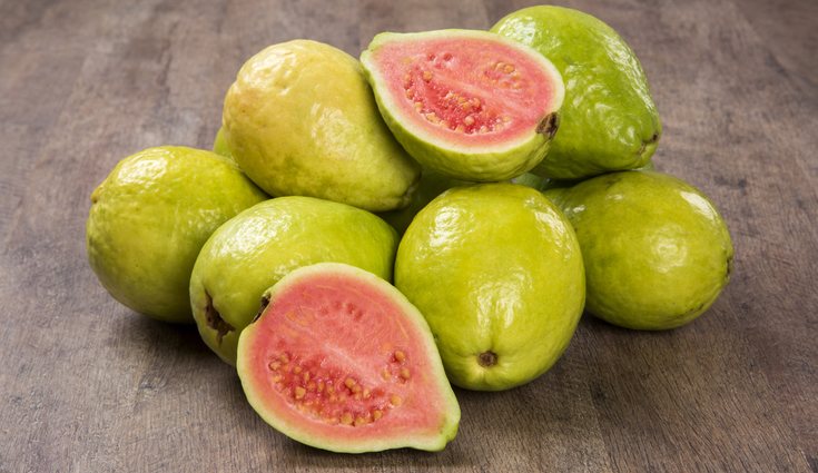 La guayaba tiene 300 mg por cada 100 gramos