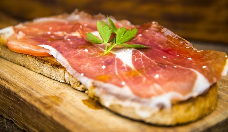 Lo ideal es no abusar de un tipo de desayuno