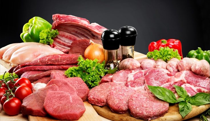 La carne, desde el pollo a la ternera, contiene las vitaminas B6, B8 y D