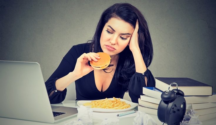 Tener una mala alimentación y una vida sedentaria provoca retención de líquidos