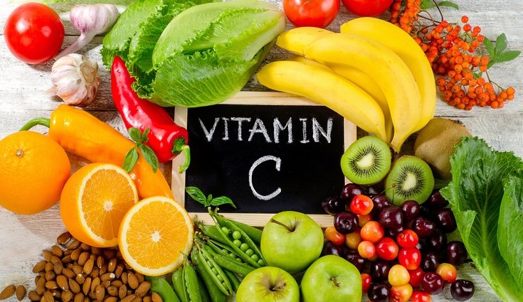La vitamina C previene de sufrir la enfermedad llamada escorbuto, además de los típicos catarros