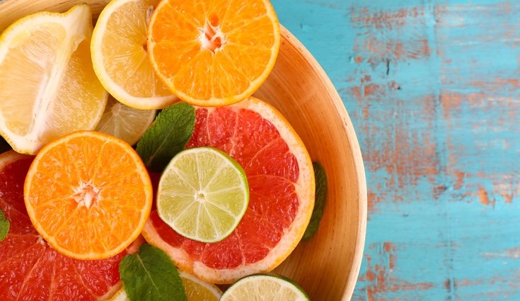 Alimentos como el pomelo, la mandarina o la lima también contienen vitamina C