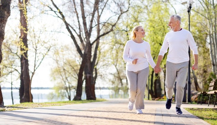 Correr o caminar son ejercicios que reportan la pérdida de calorías