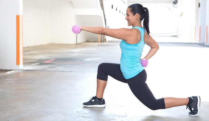 Una mujer haciendo las sentadillas de estocada con macuernas