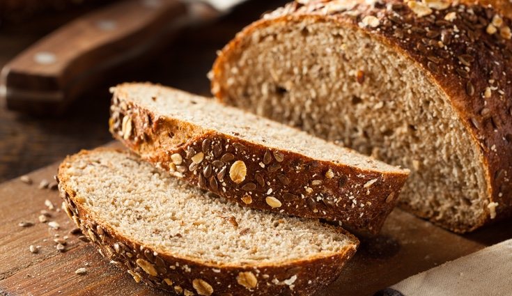 El pan integral y el pan blanco contienen las mismas calorías