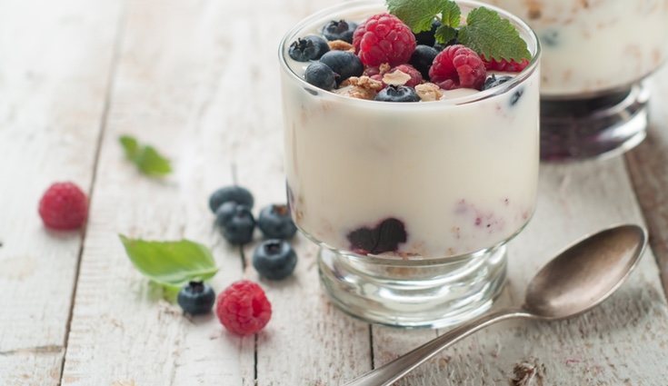 Los yogures son ideales para picar entre horas