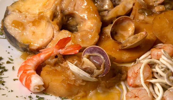 Hay que poner las almejas en remojo con sal gruesa unas horas antes de elaborar el plato