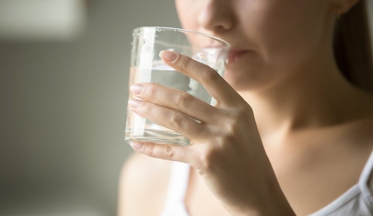 Debes beber a lo largo del día 1,5 litros de agua