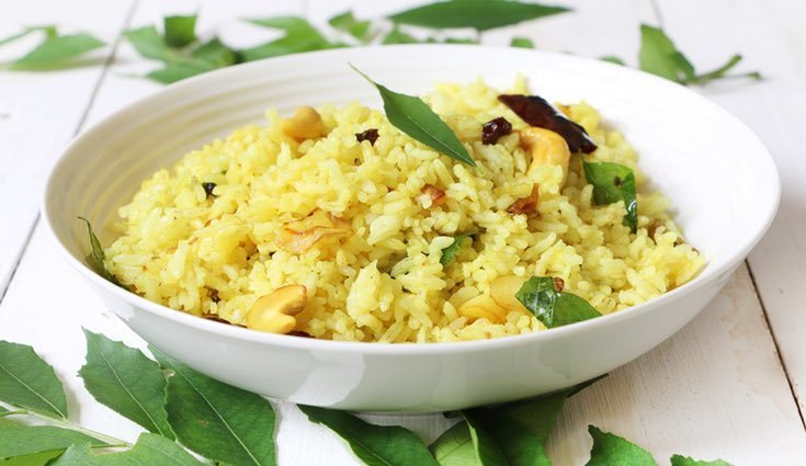 Opta por condimentar tu arroz con especias o verduras en lugar de salsas