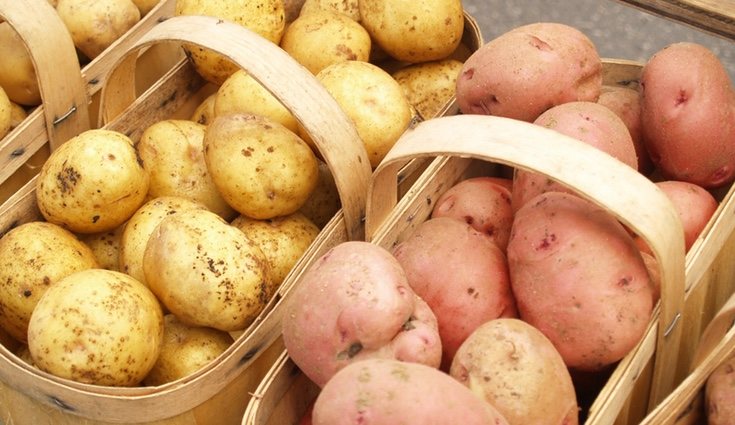 La batata tiene la piel más dura y gruesa, además de tener un color morado