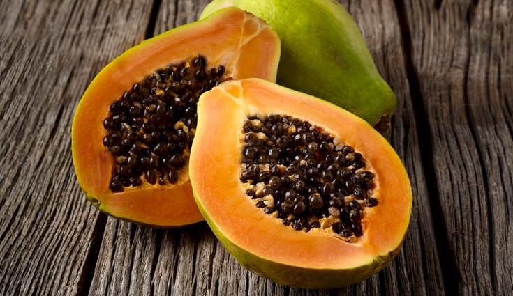 Recomiendan comer un trozo de papaya natural al desayuno