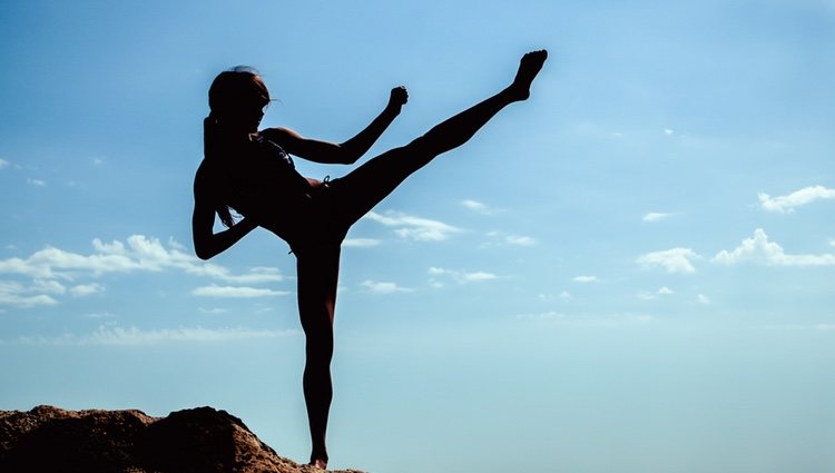 Combina las artes marciales con el yoga