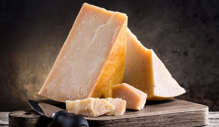 El queso parmesano es italiano y se puede poner como complemento en todas las comidas
