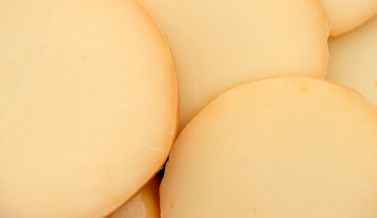El queso provolone se consume ligeramente fundido en el horno con albahaca, orégano y tomate