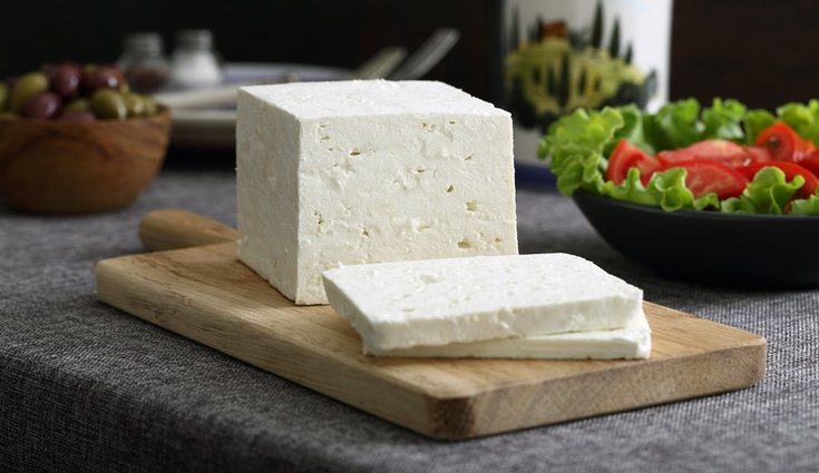 El queso feta es generalmente elaborado con queso de oveja y tiene un sabor muy peculiar
