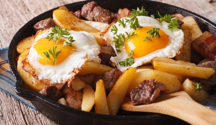 La carne, el huevo y las patatas son alimentos que te harán producir más gases