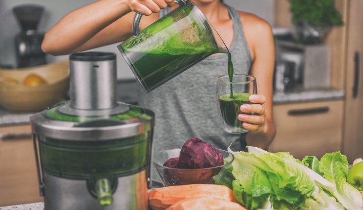 Un zumo de frutas natural y verduras le sentarán genial a tu cuerpo