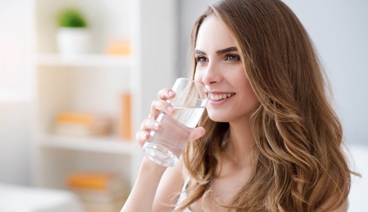 Beber entre 1 o 2 litros de agua al día