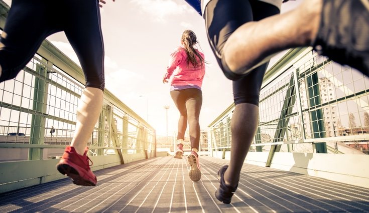 Realizar running en compañía o con música puede hacerlo más ameno y motivador