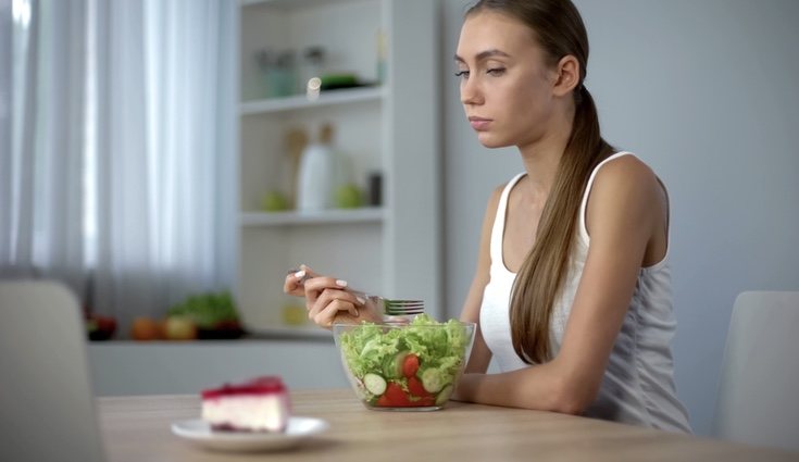 Muchos médicos y especialistas en nutrición recomiendan cenar sano y evitar las grasas o los hidratos de carbono 