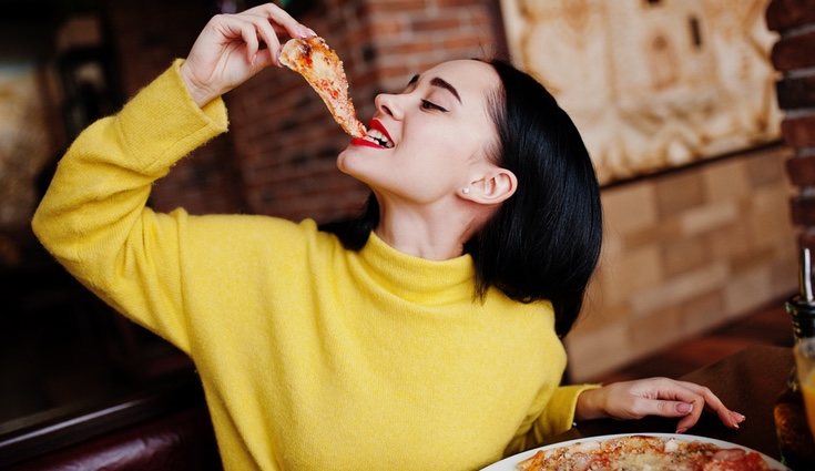 Se debe eliminar de la cena aquellas comidas con altos niveles de grasa o azúcar
