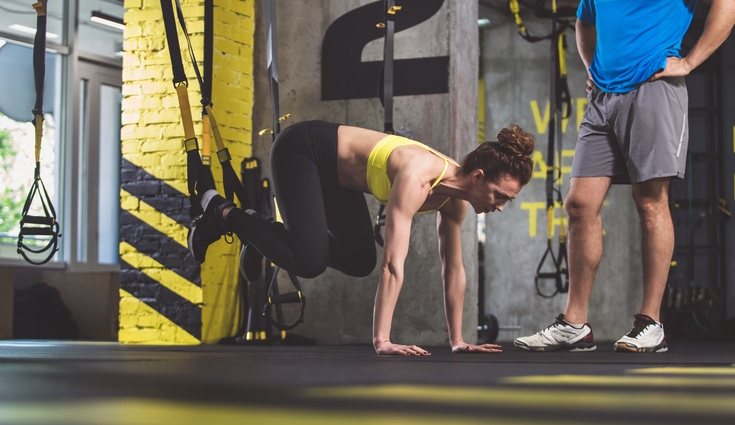 El Atomic Push up se realiza con los pies en los estribos del TRX