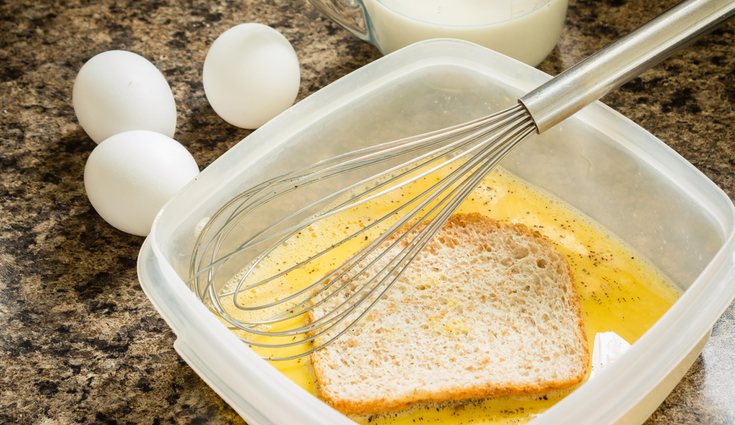 Las rebanadas de pan deben estar bien empapadas para que queden más jugosas