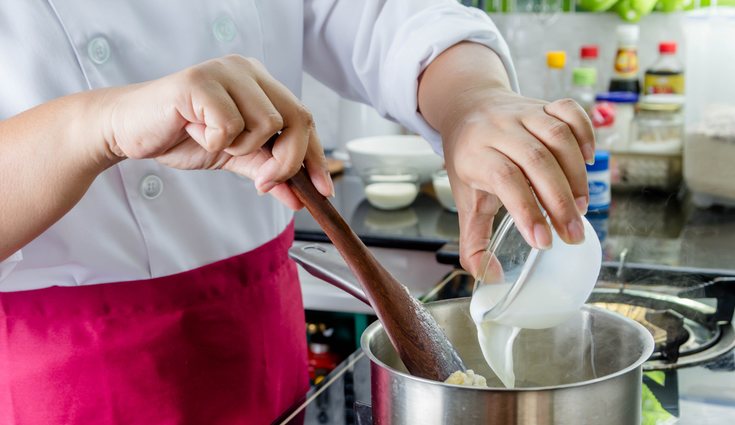 Aromatizar la leche con canela y cáscara de cítricos potencia el sabor de las torrijas