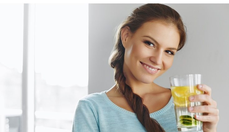 Añade agua con limón en tu dieta y te notarás y sentirás mejor