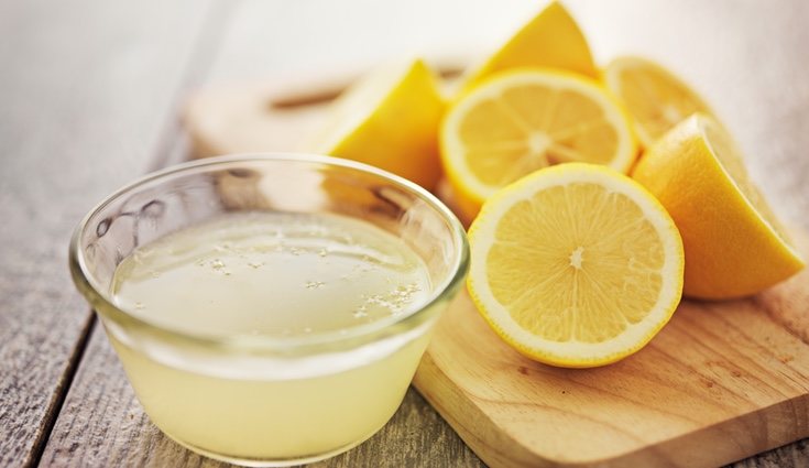 El agua con limón a parte de ser una sabrosa y refrescante bebida tiene muchos beneficios para la salud