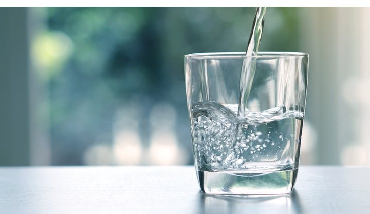  La cantidad de agua recomendada para beber al día son 2 litros