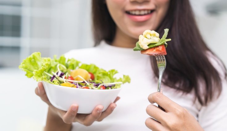 Disminuir el exceso de grasas y calorías ayuda a reducir los síntomas de fatiga