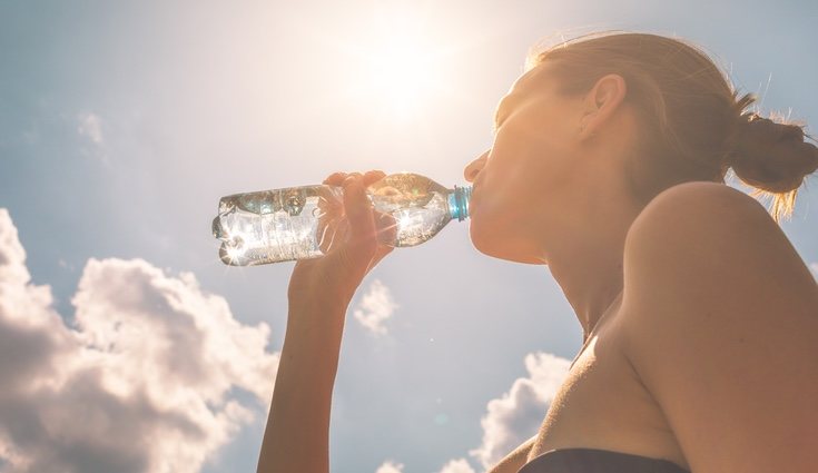 Un buen consejo es llevar siempre una botella de agua para hidratarse frecuentemente