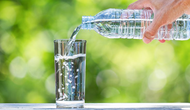 Beber agua en ayunas elimina gran cantidad de toxinas que el cuerpo retiene