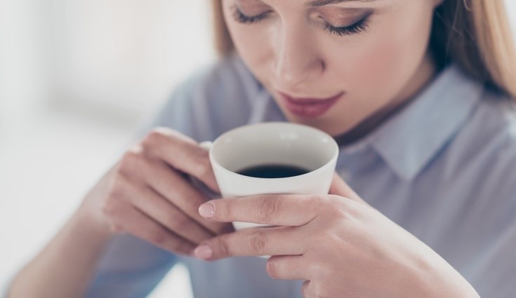 Aunque la cafeína mantiene activas a las personas, también crea adicción