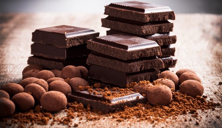 El chocolate amargo contiene cafeína