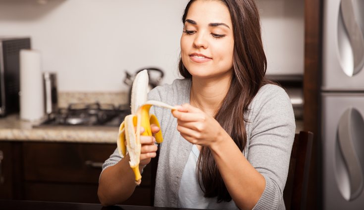 El plátano es sencillo de pelar, por lo que es perfecto para llevar a cualquier sitio