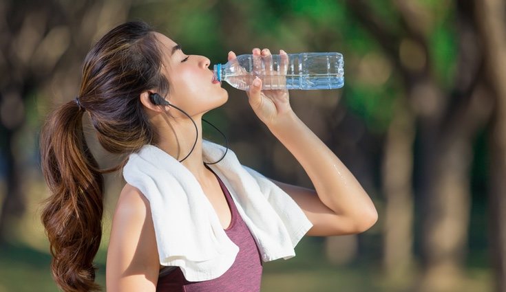 Si practicas deporte fuera de casa, ve siempre acompañado de agua o una bebida isotónica