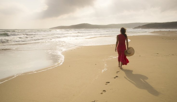 Caminar por la playa tiene multitud de beneficios