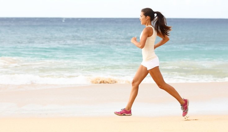 Hacer deporte en la playa ayuda a ponerse en forma además de recuperar la calma mental y la tranquilidad