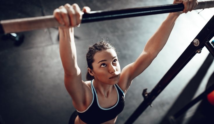 Las dominadas son unos de los ejercicios más conocidos y a parte de tonificar la espalda, también hace trabajar a tus bíceps