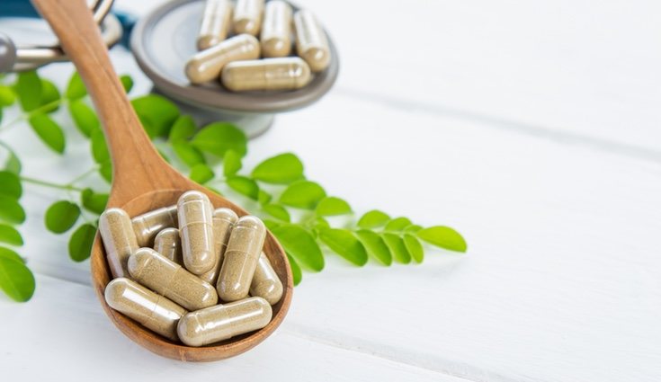 Además de ingerir hojas de moringa, también puede consumirse en cápsulas o en polvo