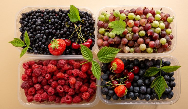 Es importante eliminar la suciedad de los frutos rojos antes de ingerirlos