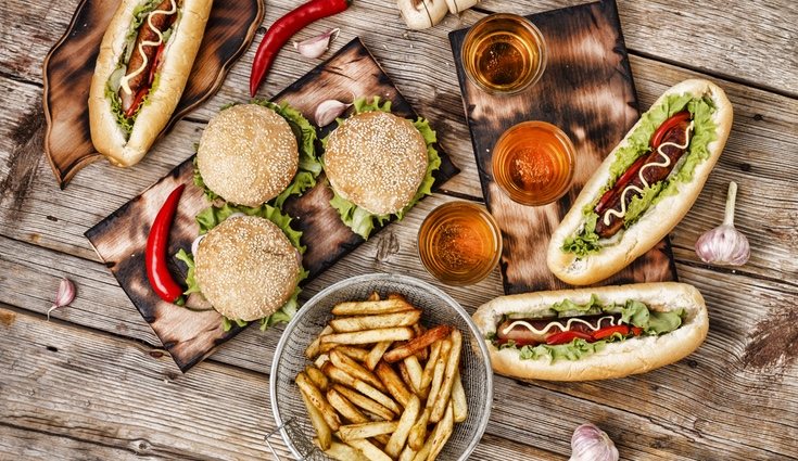 La comida rápida contiene muchas calorías y grasas
