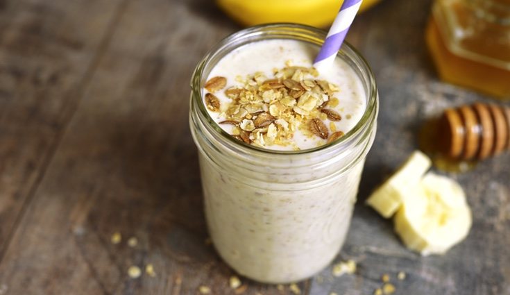 Un batido de plátano con leche de soja y avena aporta las proteínas y carbohidratos suficientes