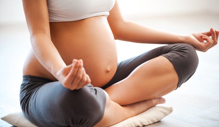 Practicar yoga durante el embarazo relajará al bebé y a la madre